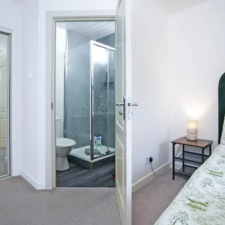 2bed East End Gem With Free Parking *