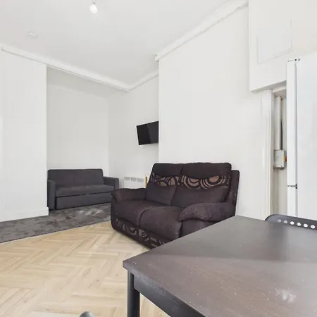 West End Traditional Flat With Free Parking