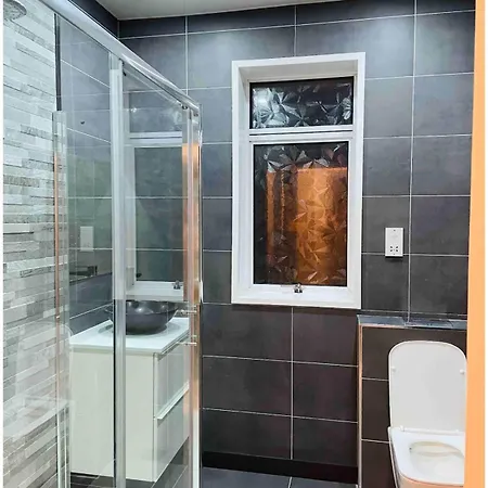 בית אירוח Large Double In A House At Westend *