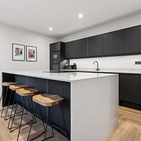 Holiday home Spacious 5 Bedroom With 3 Bathrooms And Private Parking Glasgow