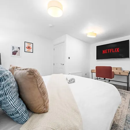 Urban Elegance - Spacious 5-bed In
