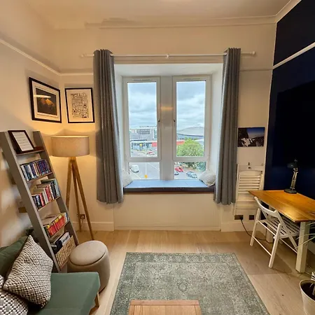 Apartment Warm Upgraded Top-floor Flat In Finnieston Glasgow