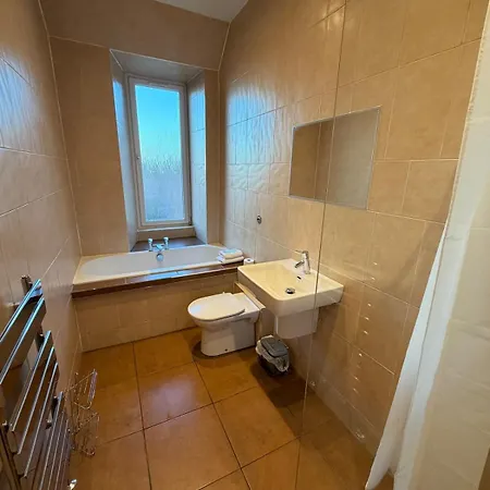 Spacious Tenement With Free Parking Glasgow