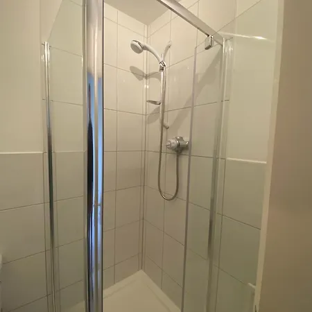 Modern 2 Bedroom Flat In Finnieston, With Private Parking