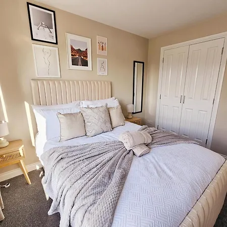 Modern 5 Bedroom Townhouse With Free Parking בית נופש גלאזגו