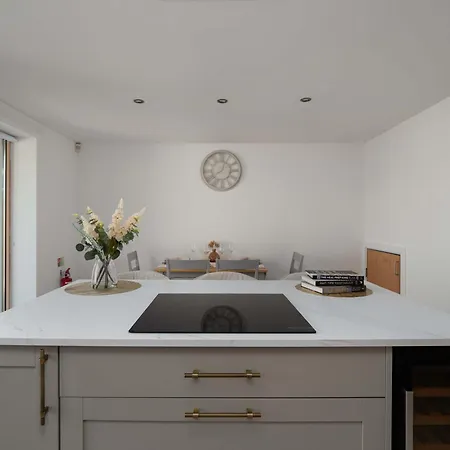 Ferienhaus Newly Renovated 3 Bedroom Modern House