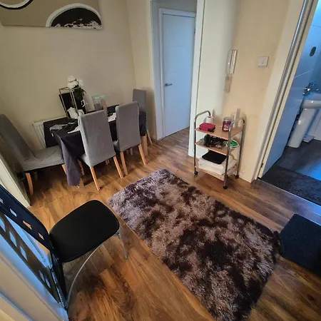 Cosy And Bright 3-bedroom Flat *