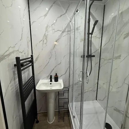 2 Bed Entire Upper Flat In Glasgow