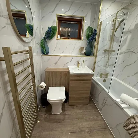 2 Bed Entire Upper Flat In Apartment