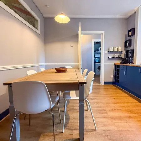 アパート Spacious Three Storey West End - 3 Bedroom *