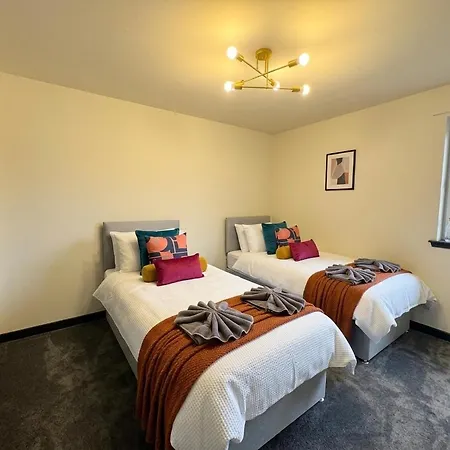 Daire Stylish & Sleeps 7 - Free Parking - Walking Distance To & West End *
