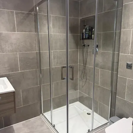 Floor West End Flat - 3-min Walk To Subway - Park Views * Glasgow