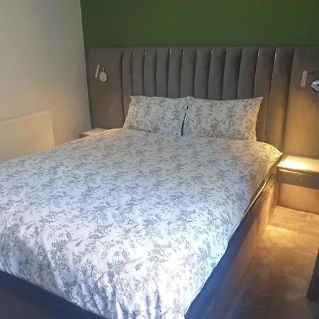 Stunning Ground Floor Flat In Southside.