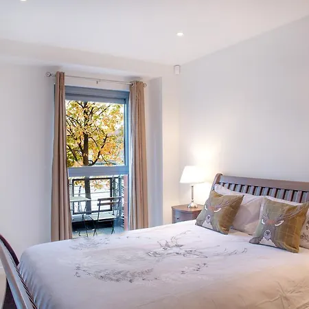 Riverside West End Apartment *