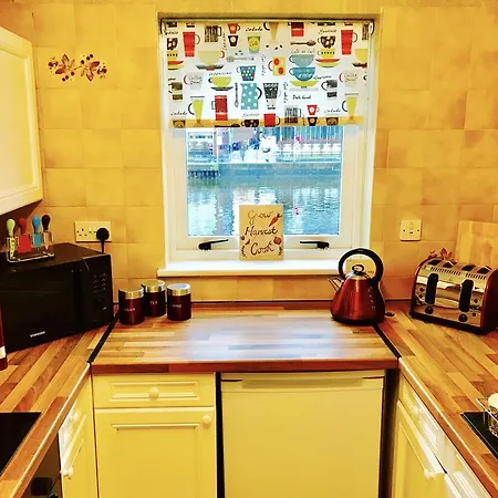 City Centre Flat With River Views And Parking