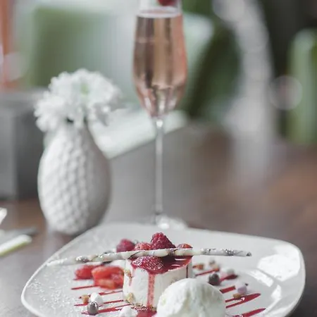 The Fullarton Park 2* Glasgow