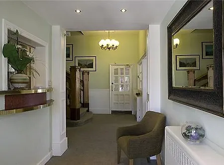 Отель Orchard Park Giffnock