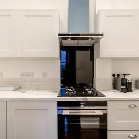 Luxury 4 Bed Townhouse In Prestigious West End *