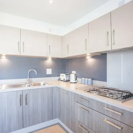 Beautifully Furnished Southside New Build Flat *