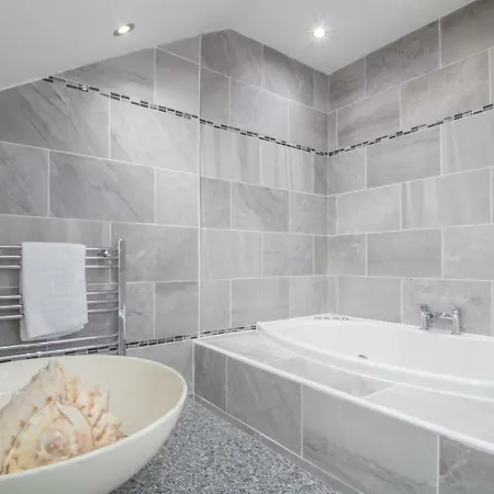Luxury 2bd Penthouse Private Lift & Swimming Pool Apartment Glasgow