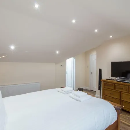 Luxury 2bd Penthouse Private Lift & Swimming Pool Apartment