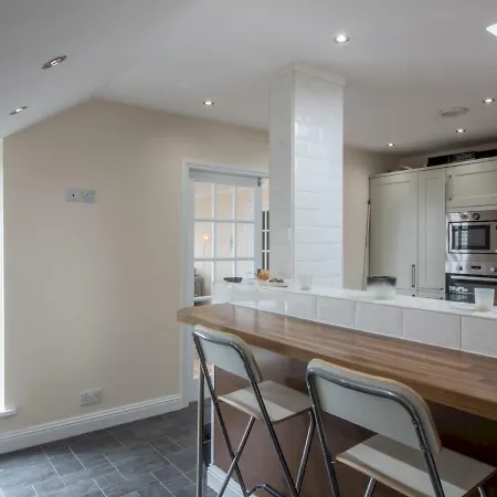 Luxury 2bd Penthouse Private Lift & Swimming Pool Glasgow