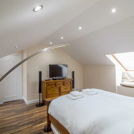 Luxury 2bd Penthouse Private Lift & Swimming Pool Glasgow