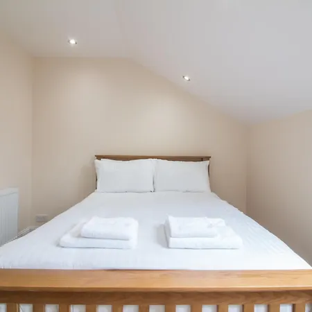 Luxury 2bd Penthouse Private Lift & Swimming Pool Apartment
