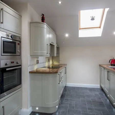 Luxury 2bd Penthouse Private Lift & Swimming Pool Glasgow