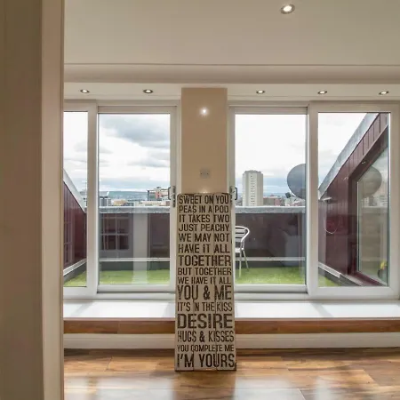 Luxury 2bd Penthouse Private Lift & Swimming Pool Apartment *