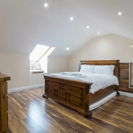 Luxury 2bd Penthouse Private Lift & Swimming Pool Apartment