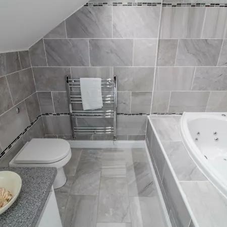Luxury 2bd Penthouse Private Lift & Swimming Pool Apartment