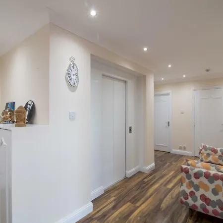 Luxury 2bd Penthouse Private Lift & Swimming Pool * Glasgow