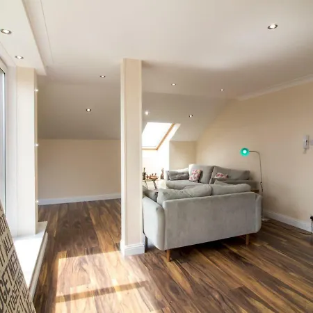 Luxury 2bd Penthouse Private Lift & Swimming Pool Apartment