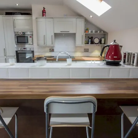Luxury 2bd Penthouse Private Lift & Swimming Pool Glasgow