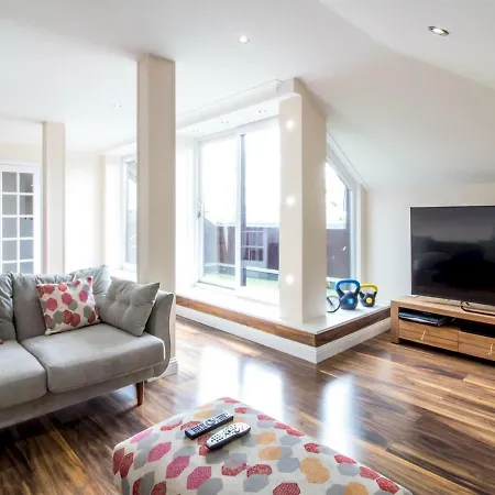 Luxury 2bd Penthouse Private Lift & Swimming Pool Apartment *