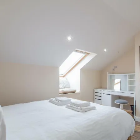 Luxury 2bd Penthouse Private Lift & Swimming Pool Apartment *