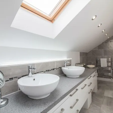 Luxury 2bd Penthouse Private Lift & Swimming Pool Apartment *