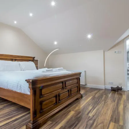 Luxury 2bd Penthouse Private Lift & Swimming Pool