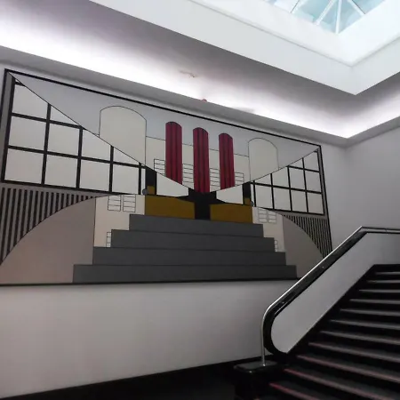 Art Deco Building On Vibrant Sauchiehall Street Apartment Glasgow