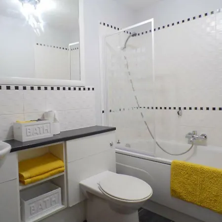 Art Deco Building On Vibrant Sauchiehall Street Apartment Glasgow