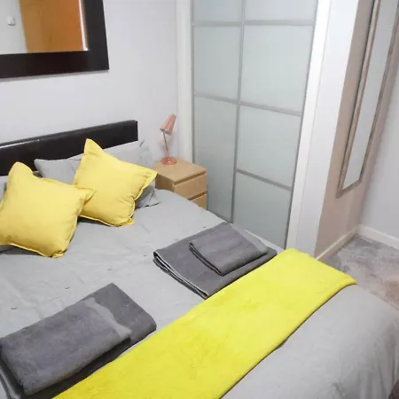 Art Deco Building On Vibrant Sauchiehall Street Apartment