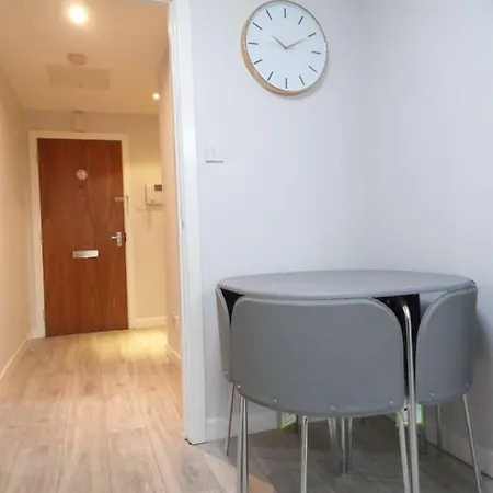 Art Deco Building On Vibrant Sauchiehall Street Apartment Glasgow