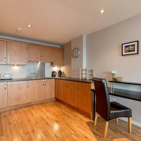 Modern Riverfront Apt. 10 Mins From Hydro/secc * Glasgow