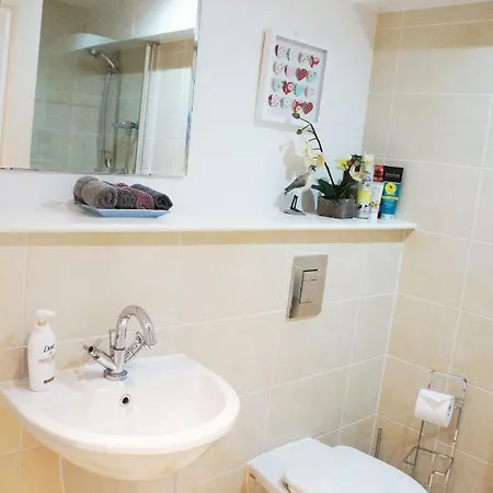 Cosy In Quiet City-centre With Car Park Apartment Glasgow