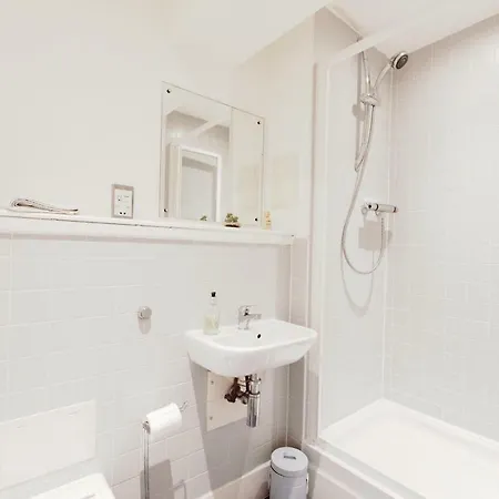 Bright, Spacious 2 Bedroom In The Heart Of City Apartment