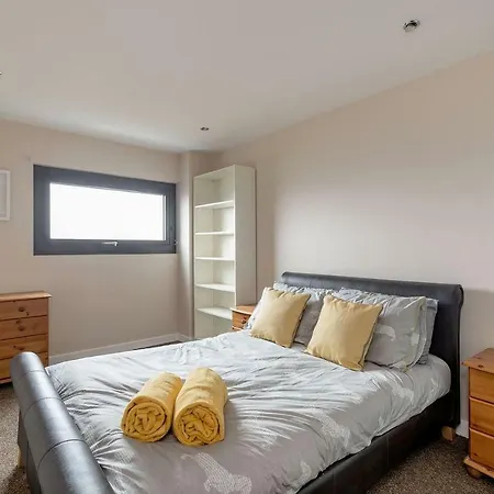 Modern Riverfront Apt. 10 Mins From Hydro/secc Apartamento *