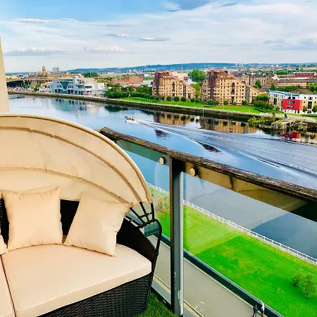 アパート Centre - The Penthouse With Riverviews -