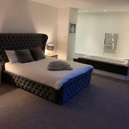 Centre - The Penthouse With Riverviews - Daire