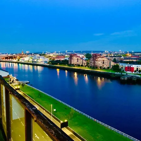 Centre - The Penthouse With Riverviews -